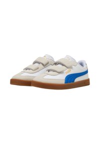 Sneaker bianchi e blu con accenti in tessuto beige, strap in Velcro e suole in gomma marrone. Presentano un logo sul lato e superfici texturizzate.