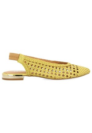 Zapato slingback amarillo tejido con punta afilada, que cuenta con un tacón plano y un acento metálico en el talón. Forro interior suave.