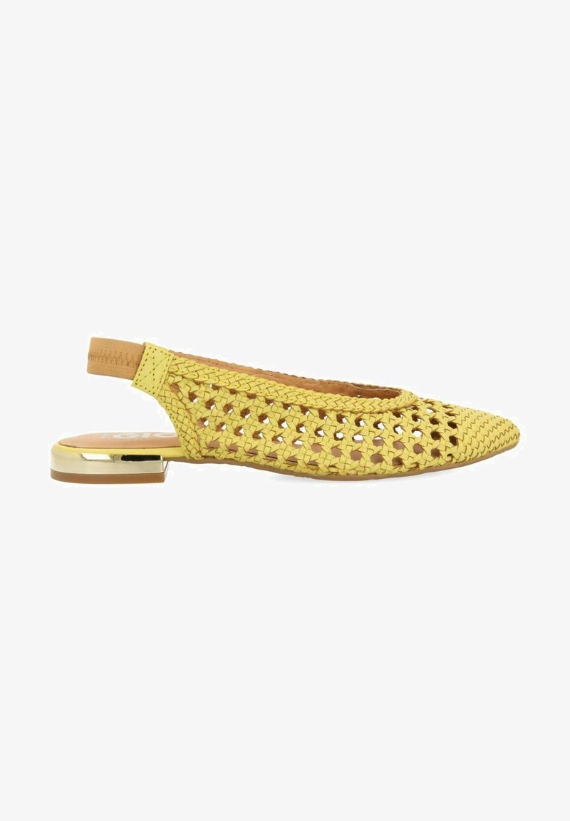 Chaussure slingback tissée jaune avec un bout pointu, dotée d'un talon plat et d'un accent métallique au talon. Doublure intérieure lisse.