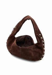 Borsa a tracolla in camoscio marrone con una forma arrotondata, caratterizzata da borchie argentate su un lato e un interno in tessuto morbido.