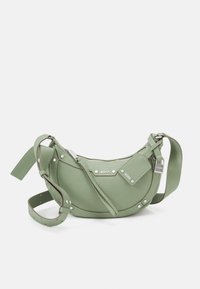 Borsa a tracolla verde in pelle con forma arrotondata, hardware in argento e borchie decorative. Dotata di tracolla regolabile e dettaglio del logo.