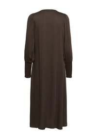 Rochie midi maro cu mâneci lungi, strânse și detalii drapate la mansete, având un material neted și fluid și un guler simplu, rotund.
