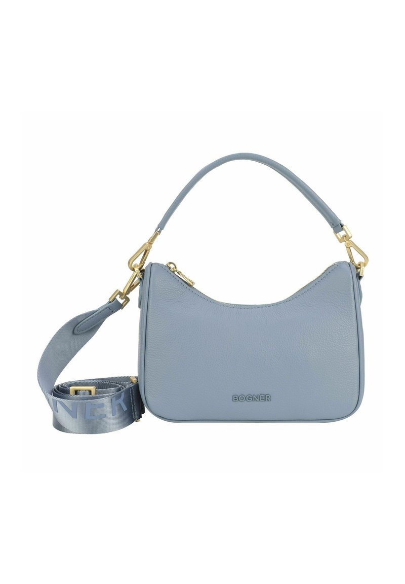 Borsa a tracolla in pelle blu chiaro con silhouette curvata, accessori in oro, tracolla removibile e logo impresso. Texture liscia, design minimalista.