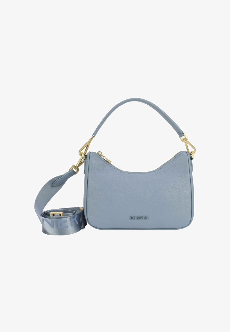 Borsa a tracolla in pelle blu chiaro con silhouette curvata, accessori in oro, tracolla removibile e logo impresso. Texture liscia, design minimalista.