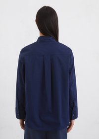 Navy blue long-sleeve shirt with a back yoke detail and buttoned cuffs. Smooth fabric, relaxed fit with a slightly elongated back.