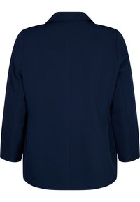 Takkim sininen takki, jossa on selkeä muotoilu, pitkät hihat ja viistetyt kaulukset. Takissa on sileä pinta ja selkäsauma yksityiskohtana.