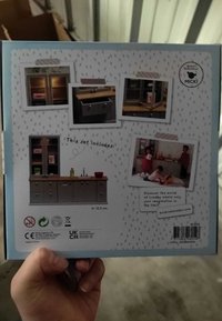 Scatola per set da gioco da cucina per bambini che presenta un armadietto grigio con piano di lavoro in legno, immagini dettagliate, testo e dimensioni di 13,5 cm.