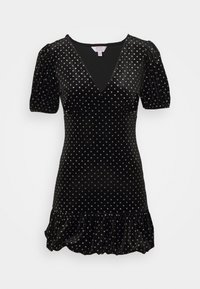 Černé sametové šaty s nabíranými rukávy, výstřihem do V a volánovým lemem. Po celé látce jsou stříbrné puntíky.