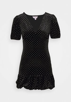 Černé sametové šaty s nabíranými rukávy, výstřihem do V a volánovým lemem. Po celé látce jsou stříbrné puntíky.