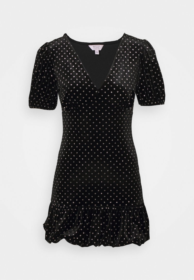 Černé sametové šaty s nabíranými rukávy, výstřihem do V a volánovým lemem. Po celé látce jsou stříbrné puntíky.