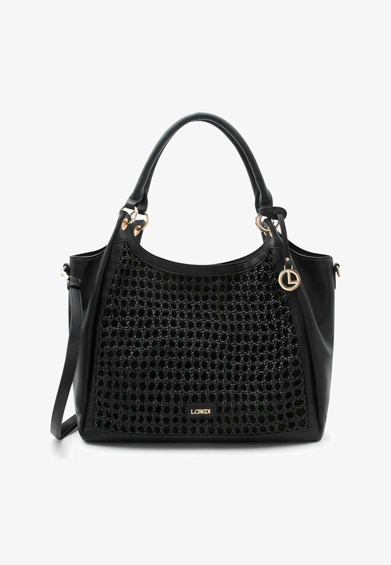 Zwarte handtas met geweven voorkant, afgeronde handvatten, afneembare schouderriem en gouden logo-plaatje en sierhanger.