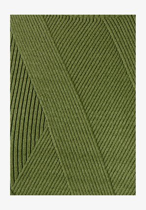 Tissu côtelé vert olive avec des lignes texturées diagonales et un motif légèrement en relief, créant de la profondeur visuelle et de l'intérêt.