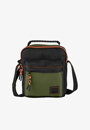 Bolso bandolera verde y negro con detalles de cremallera naranja, tela resistente, bolsillo frontal, correa ajustable y parche con marca.