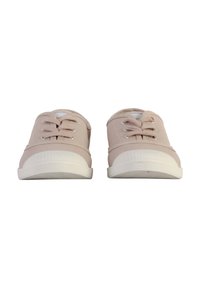 Sneakers in tela rosa chiaro con suole in gomma bianca, caratterizzati da una punta rotonda e da doppie occhielli in argento per i lacci. Design flat e semplice.