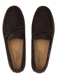 Braune Wildleder-Loafers mit gestickten Details, Leder-Schnürsenkeln, Gummi-Außensohlen und einem glatten Innenraum. Markenlogo auf der Innensohle sichtbar.