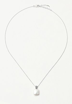 Delikatny srebrny naszyjnik z łańcuszkiem i kwadratowym białym perłowym wisiorkiem oraz ozdobnym srebrnym uchwytem, wyposażony w regulowane zapięcie.