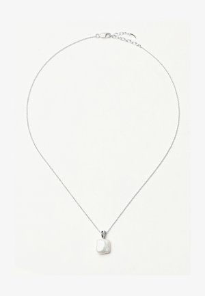 Nežen srebrni verižica z visečim obeskom iz štirikotne bele biserne kroglice in okrasnim srebrnim zaponkom, z nastavljivim zapenjanjem.