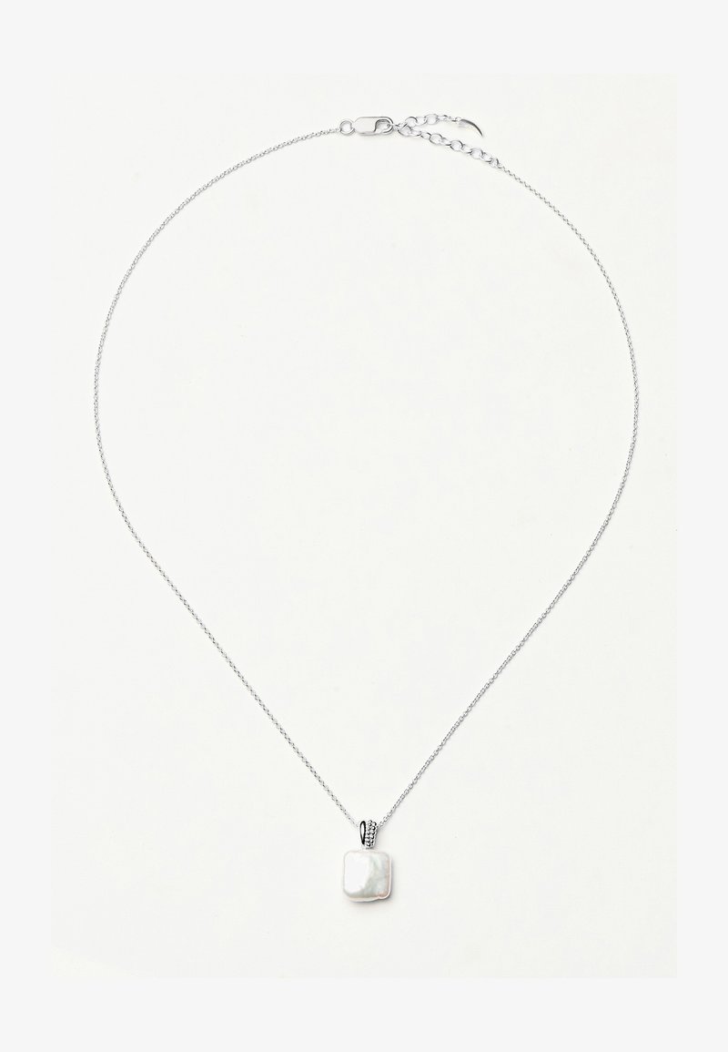 Λεπτή ασημένια αλυσίδα με τετράγωνο λευκό μαργαριτάρι ως μενταγιόν και διακοσμητικό ασημένιο κρίκο, με ρυθμιζόμενο κούμπωμα.