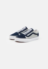 Baskets en daim bleu marine avec des accents gris, lacets blancs et semelle en caoutchouc blanche, présentant un design classique et un upper texturé.