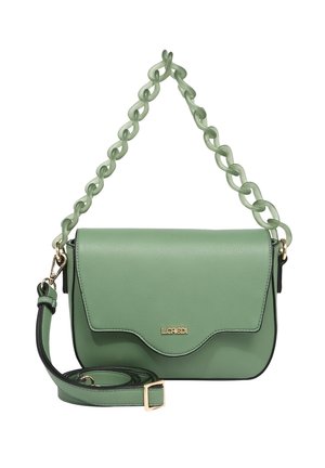 Groene leren crossbodytas met klepsluiting, goudkleurig logo, een dikke groene kettinggreep en een verstelbare schouderriem met gouden gesp.