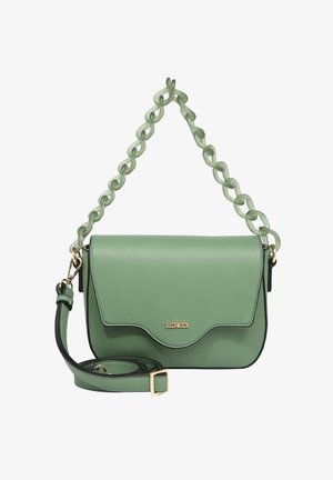Sac bandoulière en cuir vert avec fermeture à rabat, logo doré, anse chaîne verte épaisse et bandoulière réglable avec boucle dorée.