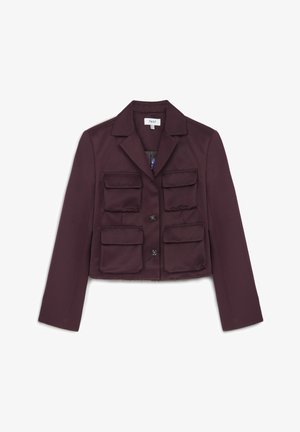 Kort gesneden bordeauxjack van soepel materiaal, met grote voorzakken, een geknipte kraag en sluiting met knopen aan de voorkant.