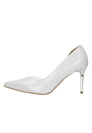 Dámská bílá kožená lodička s ostrou špičkou, tenkým kovovým jehlovým podpatkem a béžovou podrážkou, zobrazena z bočního profilu na bílém pozadí.