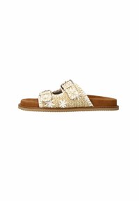 Geweven stro terloopsandalen in lichtbeige met twee verstelbare zilveren gespen, witte bloemaccenten en een bruine textuurzool.