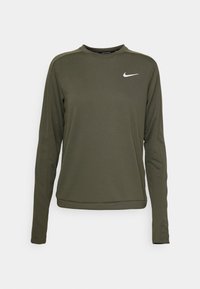Olivengrünes Nike-Laufshirt mit langen Ärmeln, Rundhalsausschnitt und weißem Swoosh-Logo auf der linken Brust.