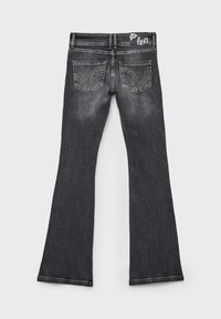 Črni zvonasto razširjeni kavbojki iz jeansa z rahlo uničeno teksturo, z dvema zadnjima žepoma s ukrivljenim šivom in okrasnimi zakovicami.