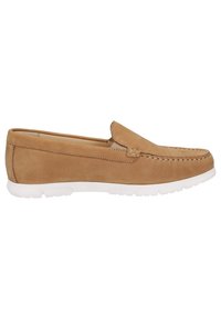 Chaussure slip-on en daim beige avec un bout arrondi, semelle en caoutchouc blanc, détails de couture subtils et texture lisse.