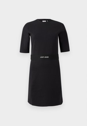 Zwarte jurk van gladde stof met een ronde halslijn en korte mouwen. Heeft een zwarte merkband in de taille met de tekst "JOOP! JEANS".