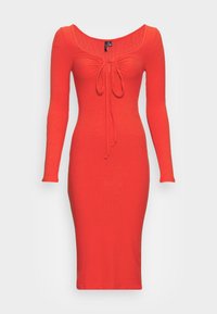 Vestido de manga longa, ajustado ao corpo, em vermelho vivo, com decote arredondado e detalhe de laço ajustável no busto. Textura canelada em toda a peça.