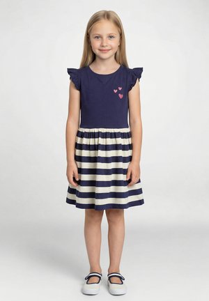 Abito blu marino con maniche corte arricciate, gonna a righe e tre cuori rosa ricamati sul corpetto. Rifinito con una silhouette svasata.