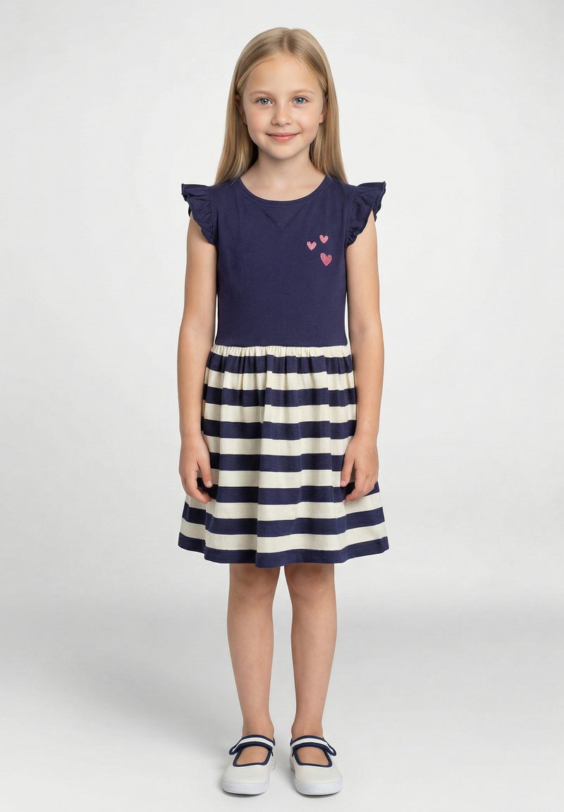 Abito blu marino con maniche corte arricciate, gonna a righe e tre cuori rosa ricamati sul corpetto. Rifinito con una silhouette svasata.