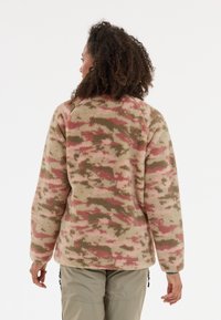 Fleecejacka i beige med rosa och grön kamoflage-mönster, med avslappnad passform, långa ärmar, texturerad tyg och rundad nederkant.