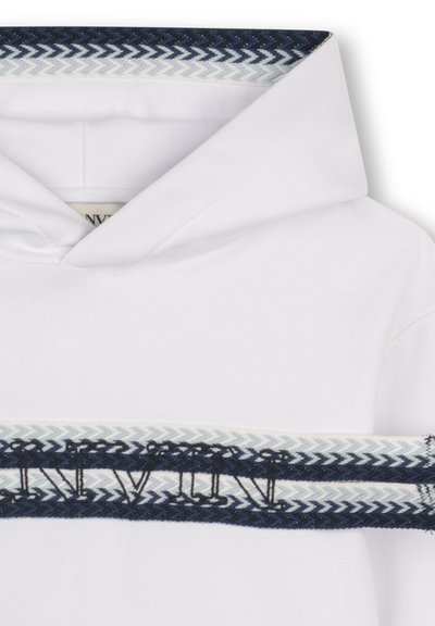 Felpa con cappuccio bianca con una striscia orizzontale a motivo a chevron in blu navy e grigio chiaro con testo ricamato nero sul petto.