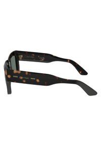 Ochelari de soare Calvin Klein cu un model negru și din scoică de țestoasă, lentile verzi și rame rectangulare elegante.