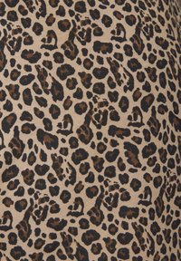 Luipaardprint stof met een beige achtergrond en zwarte en bruine vlekken, die een gladde textuur en verschillende vlekvormen toont.