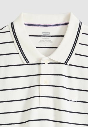 Polo blanco de Levi's con rayas horizontales negras, tapeta con dos botones y cuello con detalles de ribete negro.