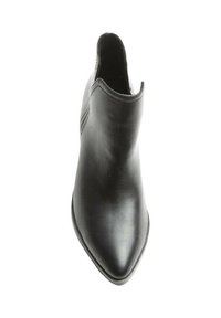 Botín de cuero negro hasta el tobillo con punta afilada, diseño elegante y un tacón ligeramente elevado. Presenta costuras mínimas y una superficie suave.