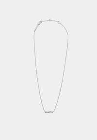 Sølv kædede halskæde med en central række af fem små, ovale sten. Har en simpel lås og et struktureret kæde design. Minimalistisk stil.