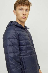 Chaqueta de plumas azul marino con diseño de acolchado vertical, capucha y cremallera frontal. Presenta costuras en contraste y puños elásticos.