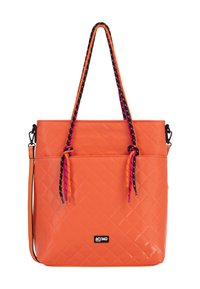 Borsa tote arancione trapuntata realizzata in materiale lucido, con manici intrecciati multicolore e una tasca frontale. Include un'etichetta con logo nera.