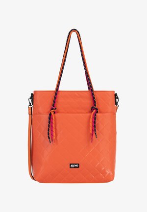 Orange gesteppte Tragetasche aus glänzendem Material, mit mehrfarbigen geflochtenen Griffen und einer Fronttasche. Enthält ein schwarzes Logo-Patch.