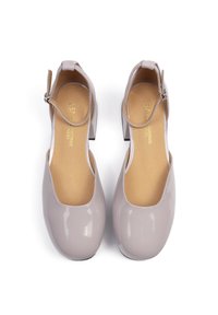 Chaussures en cuir verni violet pâle avec un bout arrondi, une sangle de cheville et un talon carré bas. L'intérieur présente une doublure beige lisse.
