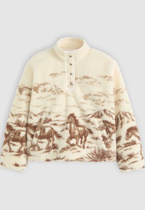 Cremfarbener Fleece-Pullover mit hohem Kragen, der ein Muster aus braunen Pferden und Bergen zeigt. Fünf-Knopf-Verschluss am Hals.