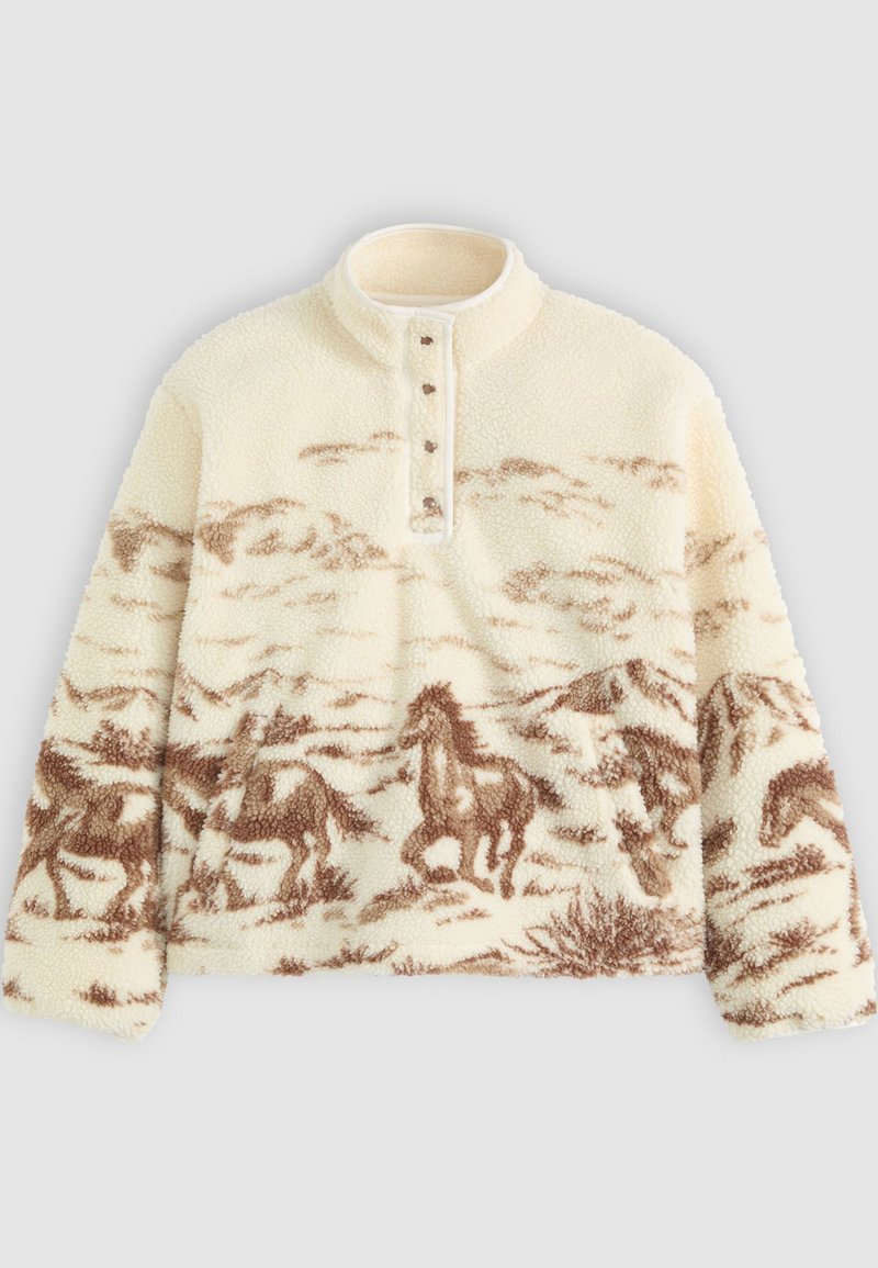 Cremfarbener Fleece-Pullover mit hohem Kragen, der ein Muster aus braunen Pferden und Bergen zeigt. Fünf-Knopf-Verschluss am Hals.