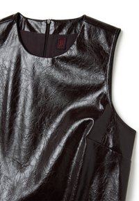 Haut sans manches en cuir synthétique noir avec col rond et fermeture éclair dans le dos, avec une finition texturée et brillante.