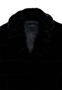 Cappotto in pelliccia ecologica nera con una texture morbida, caratterizzato da un ampio colletto e un taglio dritto. Etichettato "CALLIOPE", taglia S, con una fodera interna liscia.